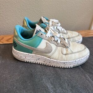 Nike Women's Shoes in Cream and Teal